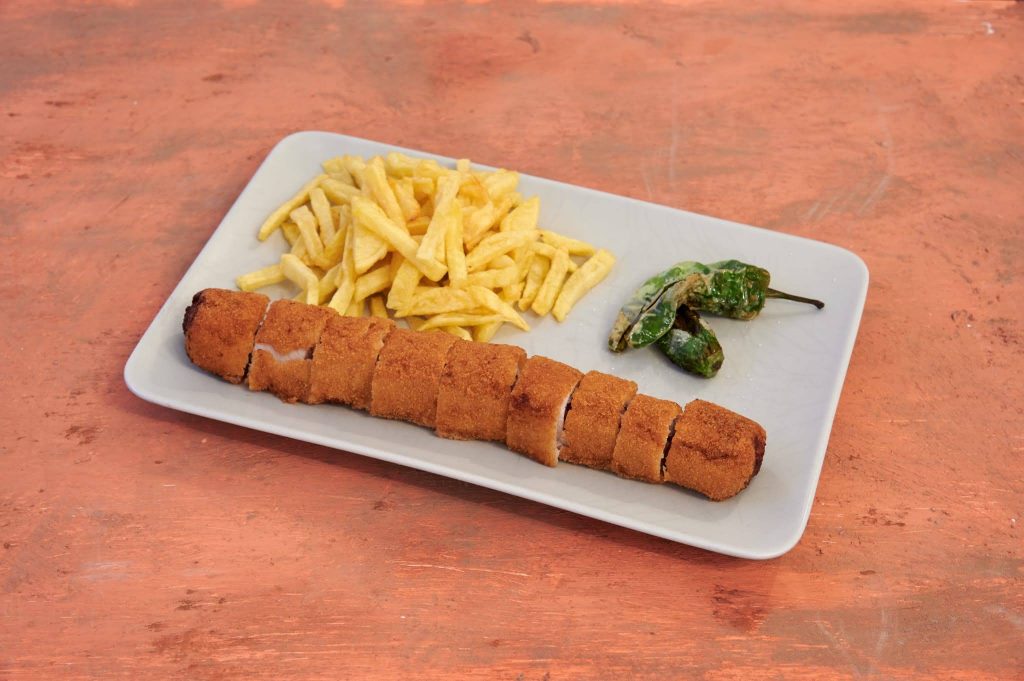 Flamenquín con patatas fritas